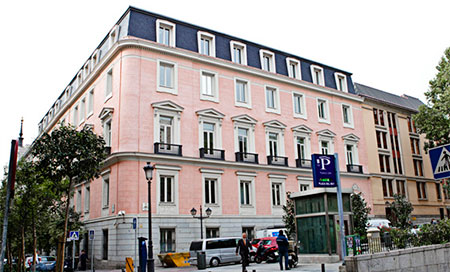 La CNMC sanciona a cinco petroleras por pactar precios